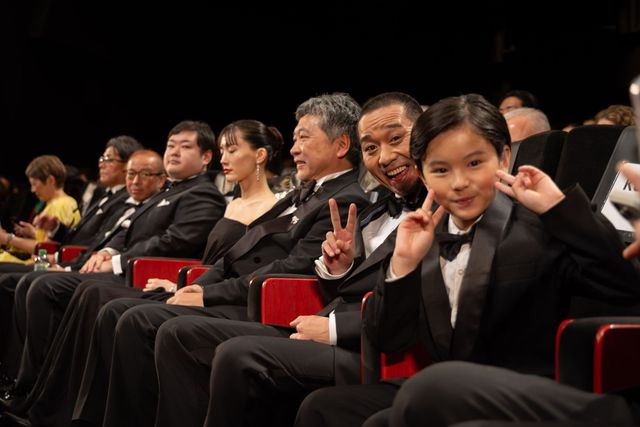 是枝裕和監督、綾瀬はるか、大悟（千鳥）らに9分のスタンディングオベーション【第79回カンヌ国際映画祭】（4枚目）