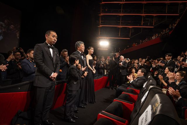 是枝裕和監督、綾瀬はるか、大悟（千鳥）らに9分のスタンディングオベーション【第79回カンヌ国際映画祭】（19枚目）