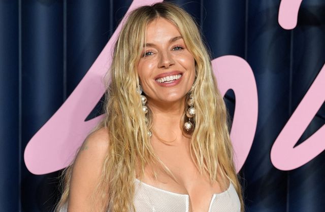 2025年ファッション・アワードでのシエナ・ミラー