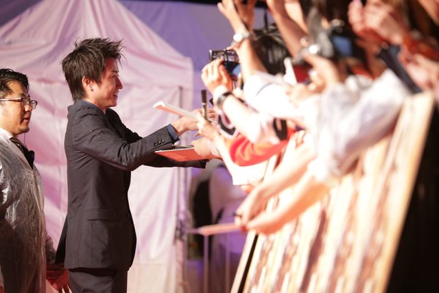 『るろうに剣心』佐藤健、雨の中のファンサービス！フォトギャラリー：フォトギャラリー