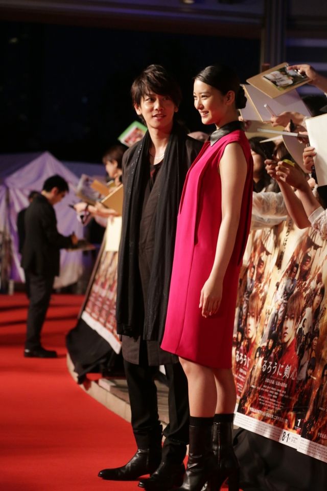 『るろうに剣心』佐藤健、雨の中のファンサービス！フォトギャラリー（2枚目）