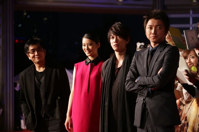 『るろうに剣心』佐藤健、雨の中のファンサービス！フォトギャラリー（3枚目）