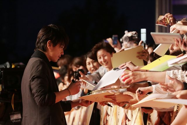 『るろうに剣心』佐藤健、雨の中のファンサービス！フォトギャラリー（5枚目）