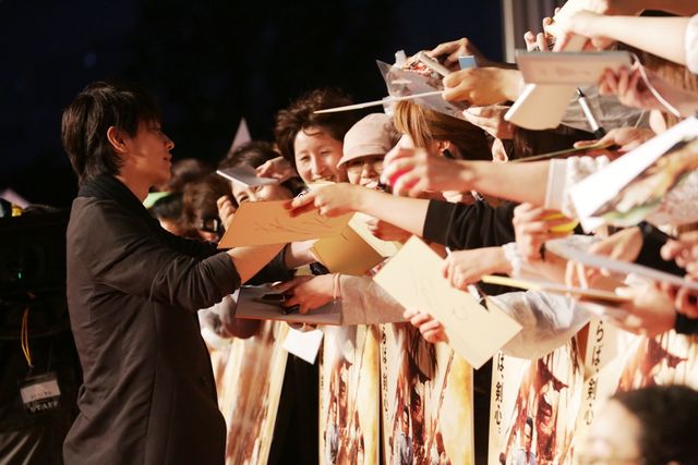 『るろうに剣心』佐藤健、雨の中のファンサービス！フォトギャラリー（6枚目）