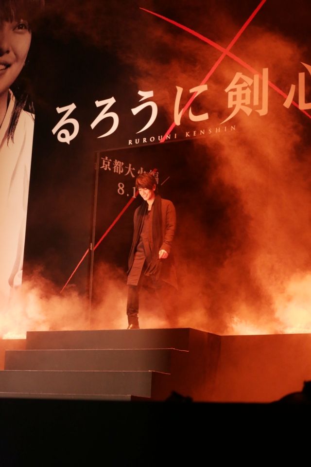 『るろうに剣心』佐藤健、雨の中のファンサービス！フォトギャラリー（10枚目）