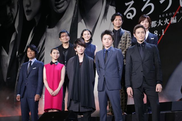 『るろうに剣心』佐藤健、雨の中のファンサービス！フォトギャラリー（15枚目）