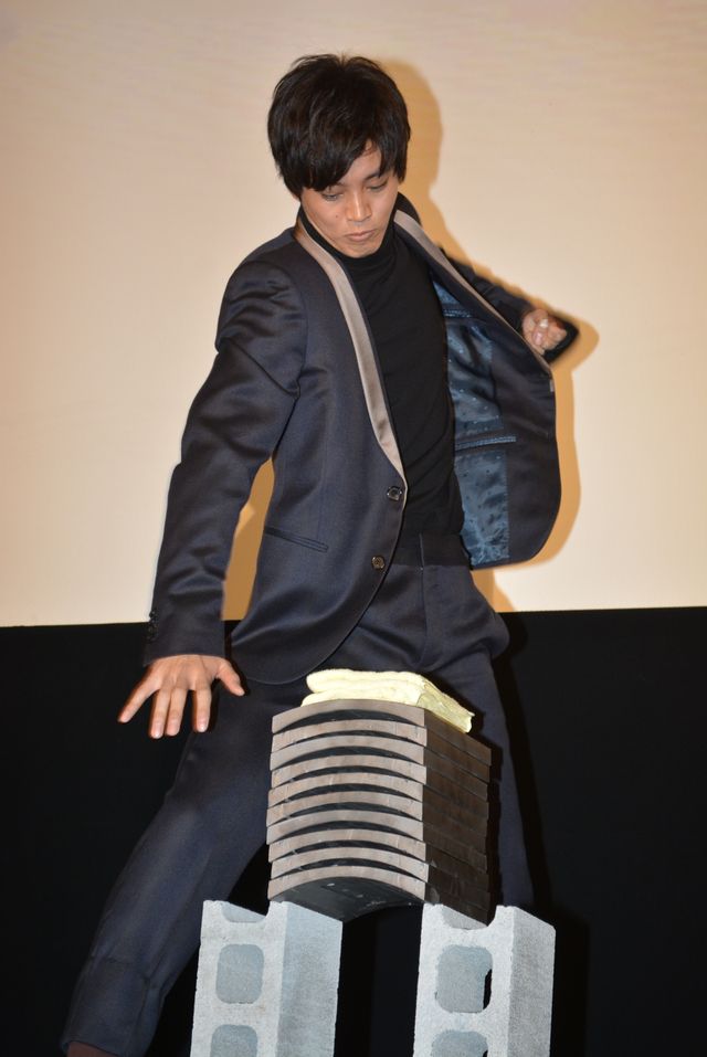 松坂桃李、瓦10枚割りに成功！フォトギャラリー：フォトギャラリー