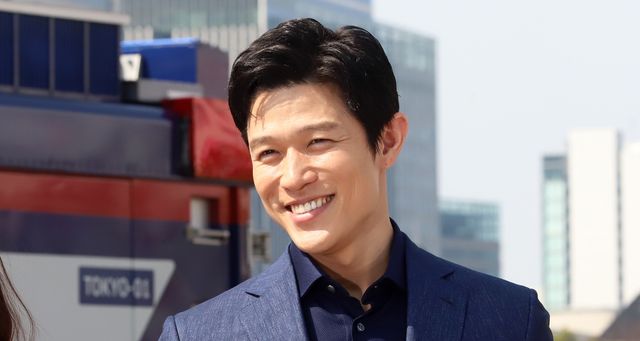 鈴木亮平、賀来賢人らがMERカーを背にフォトセッション！『劇場版TOKYO MER～走る緊急救命室～』（2枚目）