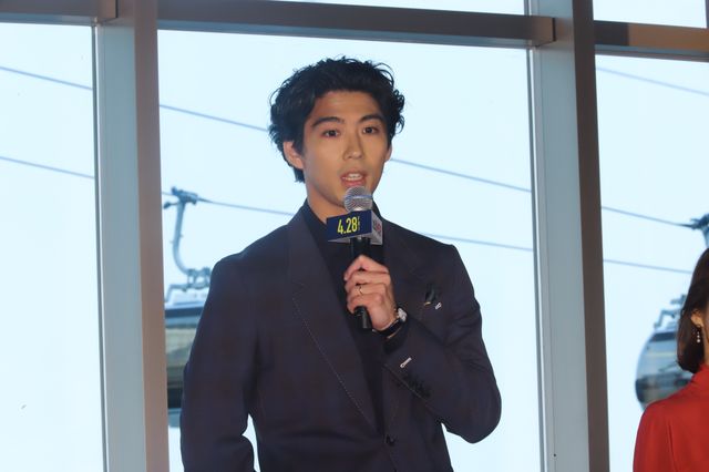 鈴木亮平、賀来賢人らがMERカーを背にフォトセッション！『劇場版TOKYO MER～走る緊急救命室～』（4枚目）