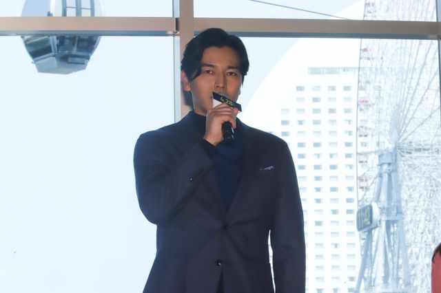 鈴木亮平、賀来賢人らがMERカーを背にフォトセッション！『劇場版TOKYO MER～走る緊急救命室～』（6枚目）