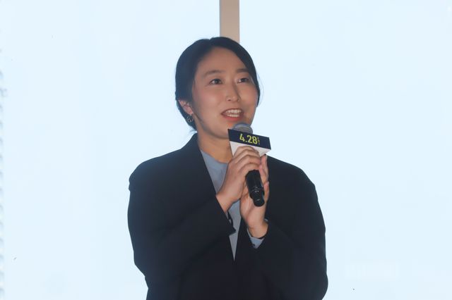 鈴木亮平、賀来賢人らがMERカーを背にフォトセッション！『劇場版TOKYO MER～走る緊急救命室～』（8枚目）