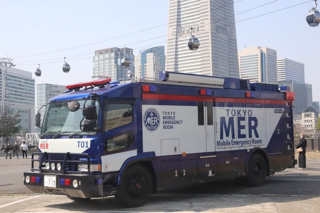 鈴木亮平、賀来賢人らがMERカーを背にフォトセッション！『劇場版TOKYO MER～走る緊急救命室～』（9枚目）