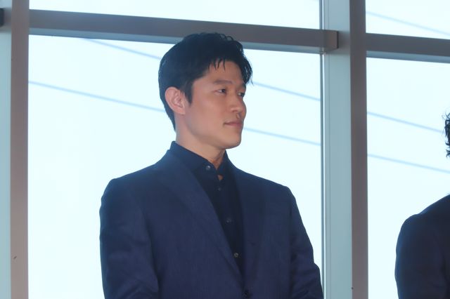 鈴木亮平、賀来賢人らがMERカーを背にフォトセッション！『劇場版TOKYO MER～走る緊急救命室～』（10枚目）