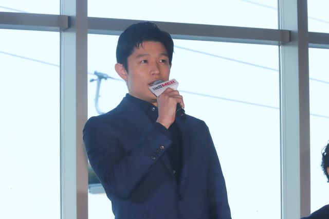 鈴木亮平、賀来賢人らがMERカーを背にフォトセッション！『劇場版TOKYO MER～走る緊急救命室～』（11枚目）