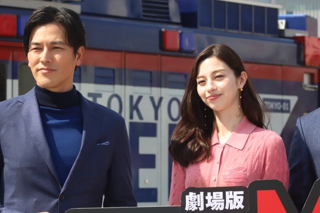 鈴木亮平、賀来賢人らがMERカーを背にフォトセッション！『劇場版TOKYO MER～走る緊急救命室～』（14枚目）