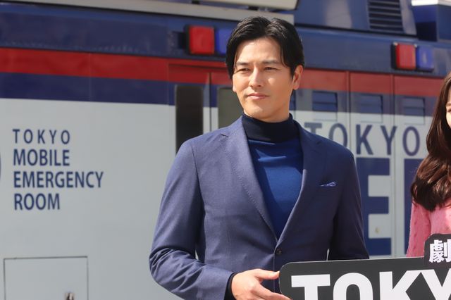 鈴木亮平、賀来賢人らがMERカーを背にフォトセッション！『劇場版TOKYO MER～走る緊急救命室～』（15枚目）