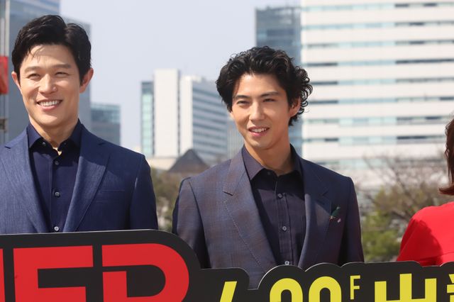 鈴木亮平、賀来賢人らがMERカーを背にフォトセッション！『劇場版TOKYO MER～走る緊急救命室～』（16枚目）