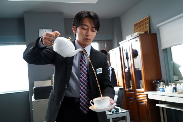 加藤清史郎、右京さんの“紅茶注ぎ”に挑戦！「相棒 season24」高田創が1年ぶり登場：フォトギャラリー