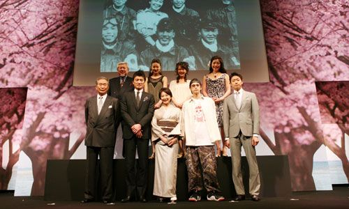 前列、左から石原都知事、徳重聡、岸惠子、窪塚洋介、筒井道隆。後のスクリーンには、当時の特攻隊員たちが
