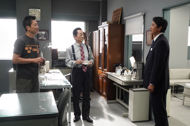 特命係“初代・第3の男”陣川公平、亀山薫と16年ぶりの再会！「相棒 season22」第3話：フォトギャラリー