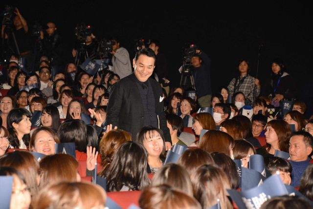 黄色がキュート！綾瀬はるから出席『海賊とよばれた男』初日舞台あいさつフォトギャラリー（8枚目）