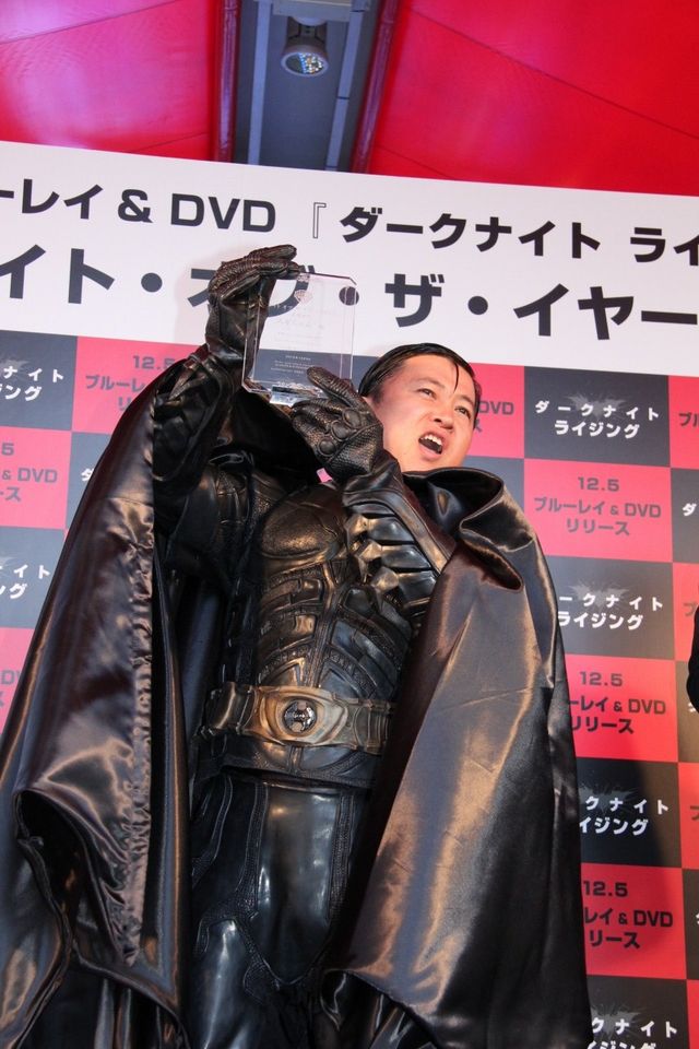 スギちゃん、バットマンコスチュームで登場！映画『ダークナイト ライジング』ブルーレイ＆DVD発売記念イベント フォトギャラリー（2枚目）