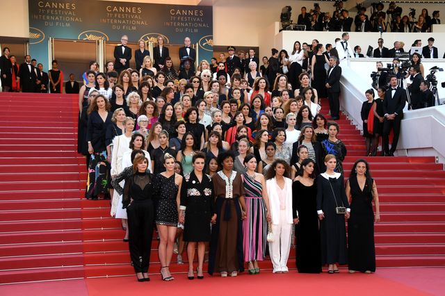 圧巻の光景！ - カンヌのレッドカーペットで団結を表明した映画業界の女性たち