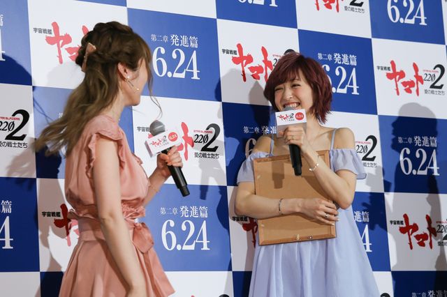 夫婦のヤマト風イラストに感激しすぎて真顔になる神田沙也加 - 『宇宙戦艦ヤマト2202 愛の戦士たち／第二章　発進篇』最速先行上映会（2枚目）