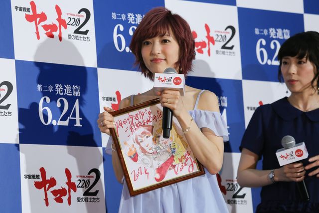 夫婦のヤマト風イラストに感激しすぎて真顔になる神田沙也加 - 『宇宙戦艦ヤマト2202 愛の戦士たち／第二章　発進篇』最速先行上映会（3枚目）