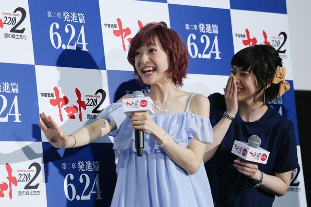 夫婦のヤマト風イラストに感激しすぎて真顔になる神田沙也加 - 『宇宙戦艦ヤマト2202 愛の戦士たち／第二章　発進篇』最速先行上映会（5枚目）