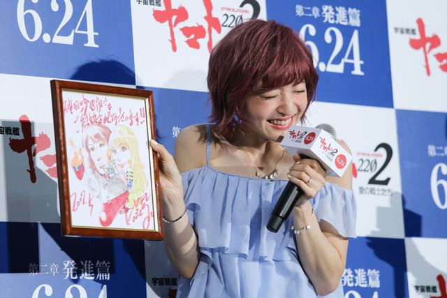 夫婦のヤマト風イラストに感激しすぎて真顔になる神田沙也加 - 『宇宙戦艦ヤマト2202 愛の戦士たち／第二章　発進篇』最速先行上映会（6枚目）