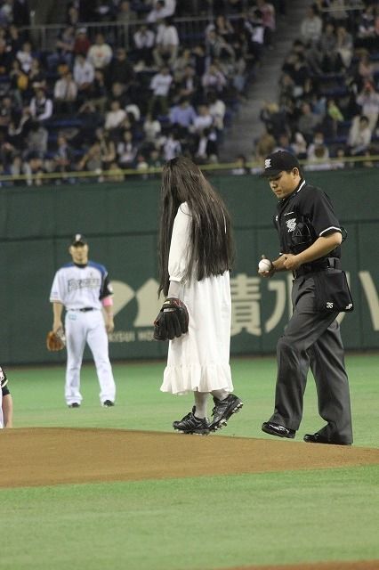 貞子、始球式登板フォトギャラリー（2枚目）