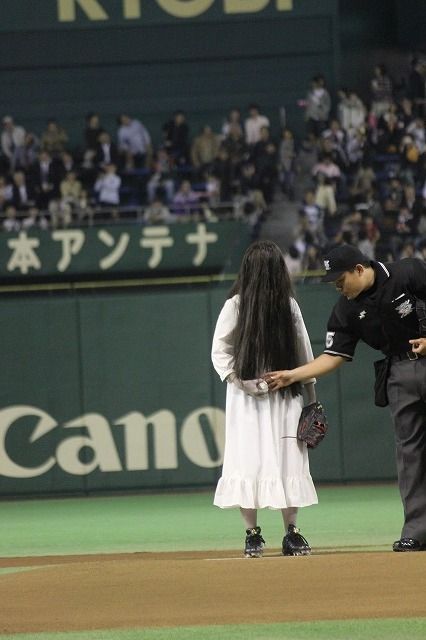 貞子、始球式登板フォトギャラリー（3枚目）