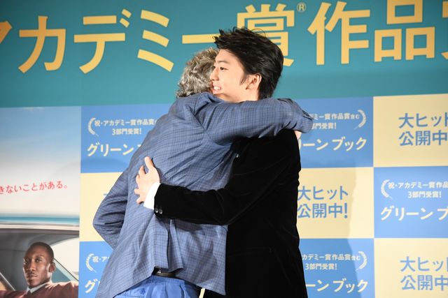 伊藤健太郎と『グリーンブック』ピーター・ファレリー監督がハグ！：フォトギャラリー