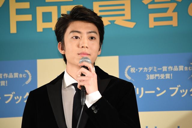 伊藤健太郎と『グリーンブック』ピーター・ファレリー監督がハグ！（6枚目）