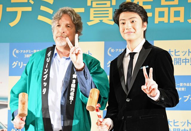 伊藤健太郎と『グリーンブック』ピーター・ファレリー監督がハグ！（14枚目）