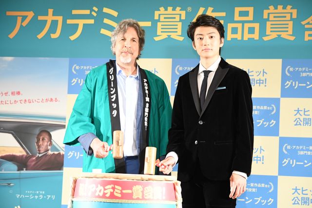伊藤健太郎と『グリーンブック』ピーター・ファレリー監督がハグ！（15枚目）