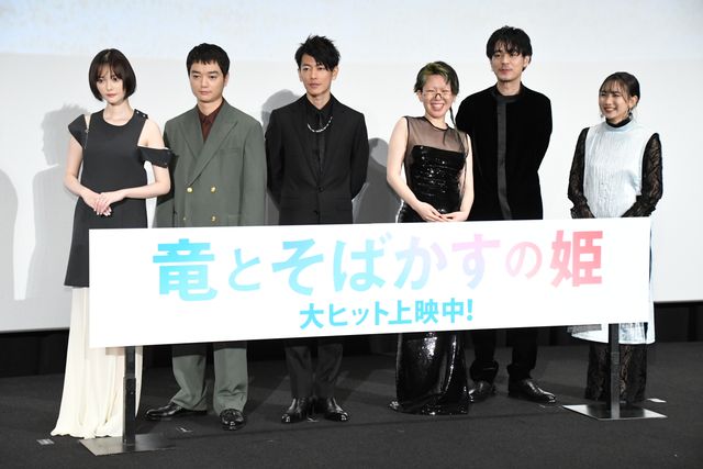 細田守監督はカンヌから生中継で参加！『竜とそばかすの姫』初日舞台あいさつ（30枚目）
