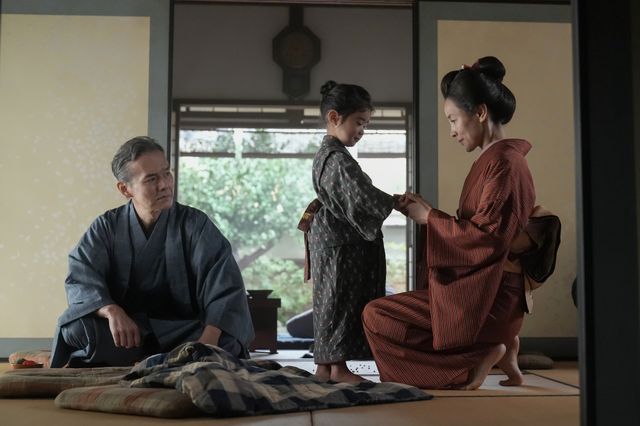 【写真5枚】朝ドラ「ブラッサム」第2回 継母・リョウ（国仲涼子）が手を握って…：フォトギャラリー