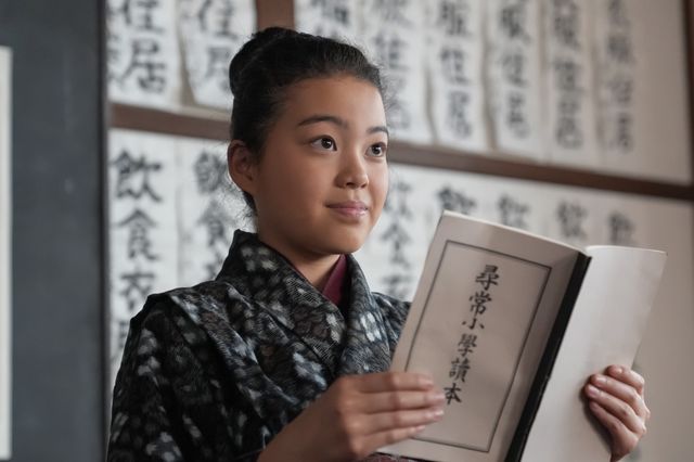 【写真5枚】朝ドラ「ブラッサム」第2回 継母・リョウ（国仲涼子）が手を握って…（2枚目）