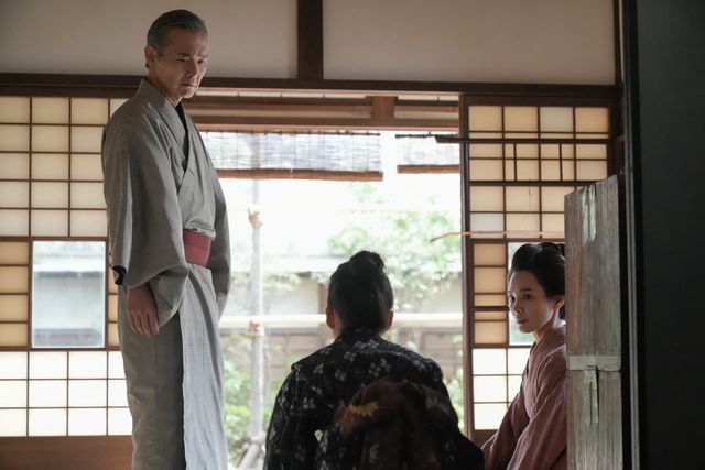 【写真5枚】朝ドラ「ブラッサム」第2回 継母・リョウ（国仲涼子）が手を握って…（3枚目）