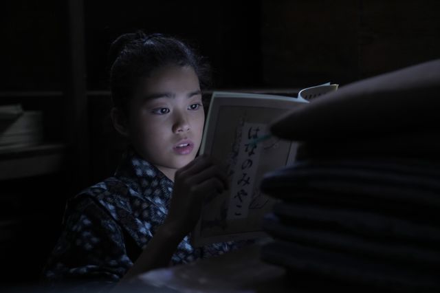 【写真5枚】朝ドラ「ブラッサム」第2回 継母・リョウ（国仲涼子）が手を握って…（4枚目）