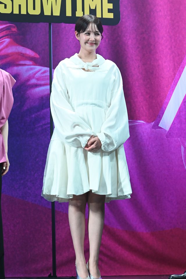 トリンドル玲奈、第1子出産後初の公の場！ショートヘア＆純白ドレスで輝く笑顔（2枚目）