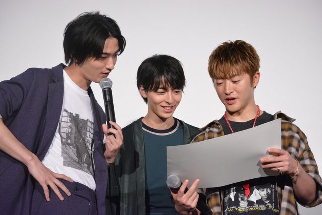 佐野玲於、中川大志、高杉真宙、横浜流星、卒業証書を贈られる！映画『虹色デイズ』“虹の日”舞台あいさつ（11枚目）