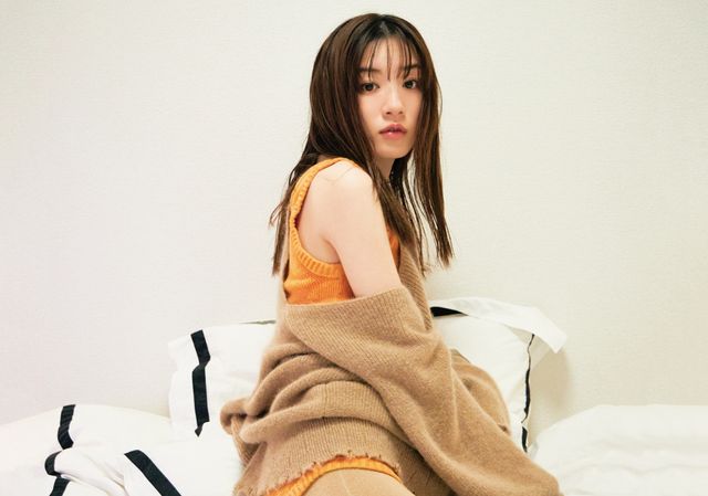 永野芽郁の肩出し大人ショット！「永野芽郁オフィシャルカレンダー2021」：フォトギャラリー