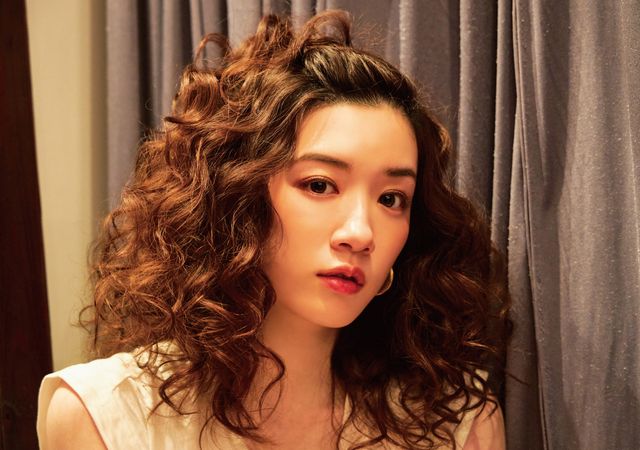 永野芽郁の肩出し大人ショット！「永野芽郁オフィシャルカレンダー2021」（3枚目）