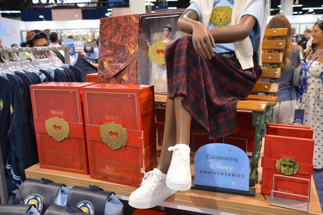 『スター・ウォーズ』限定1,500セットのライトセーバーボックス！「D23」限定グッズまとめ（17枚目）