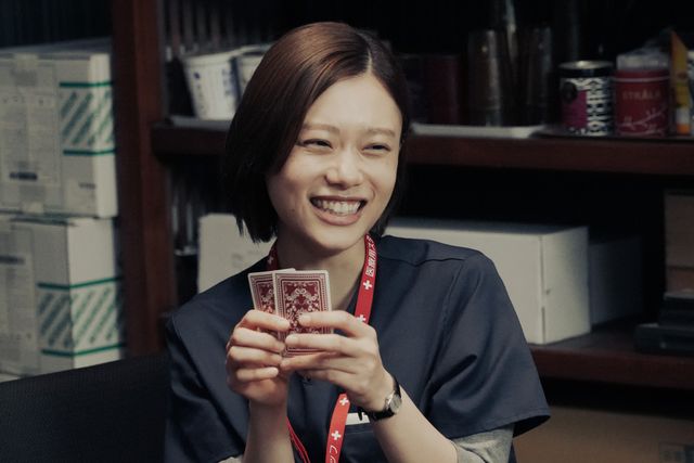 三瓶先生＆ミヤビのババ抜きが可愛すぎる！「アンメット」第8話場面写真（2枚目）