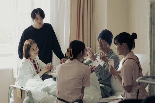 三瓶先生＆ミヤビのババ抜きが可愛すぎる！「アンメット」第8話場面写真（8枚目）