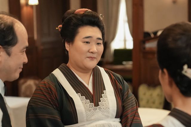 【画像9枚】「ブラッサム」珠（石橋静河）がウエイトレスとして働き始めて…第23回場面写真（2枚目）